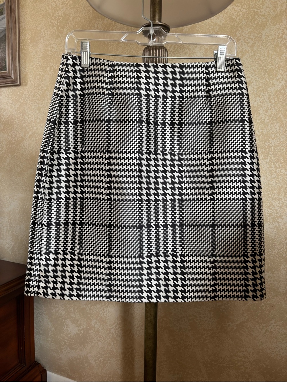 White House Black Market Black & White Houndstooth Skirt - Size: 6